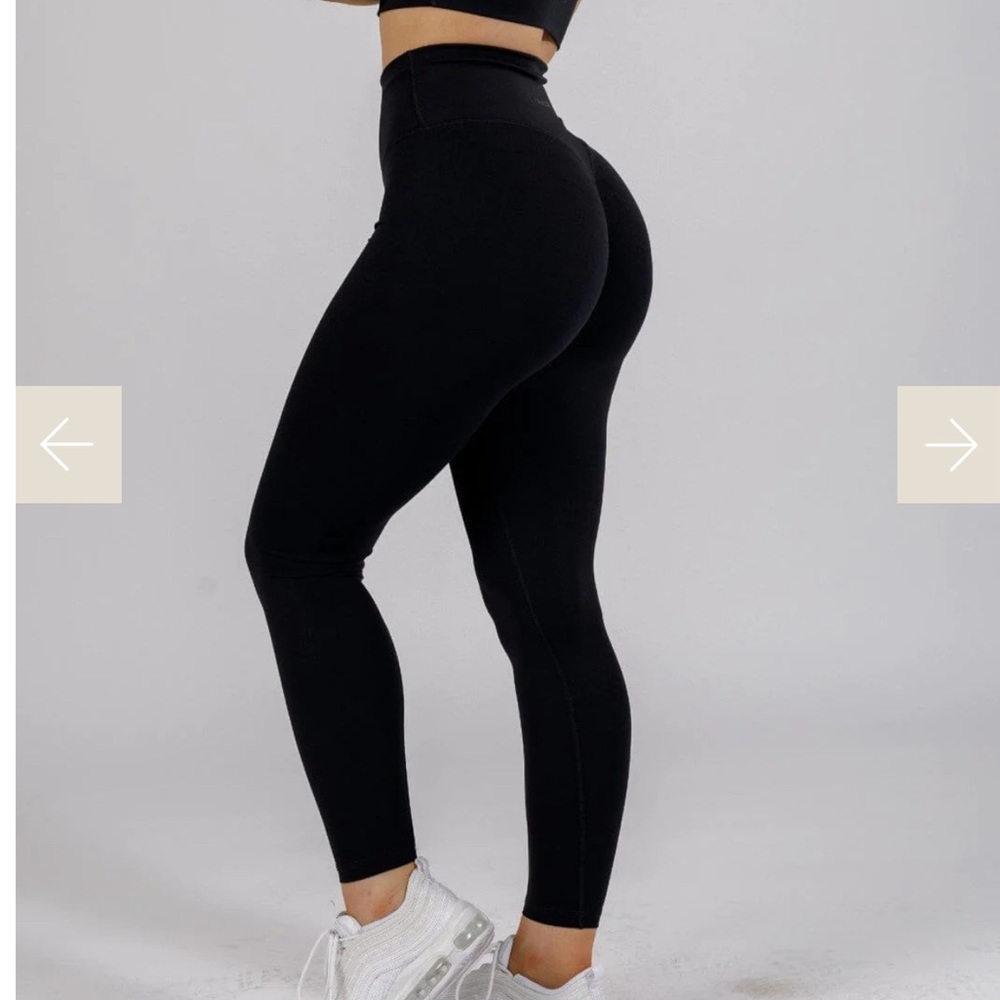 Paragon Sculptseam Plus Leggings size medium fits like a small 
Color black